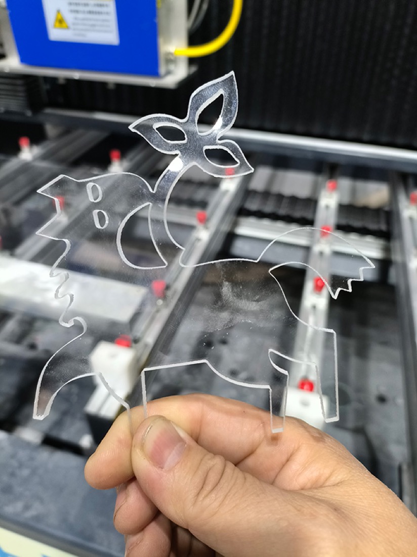 Amostra de vidro processada a laser em uma máquina Glass Lasers