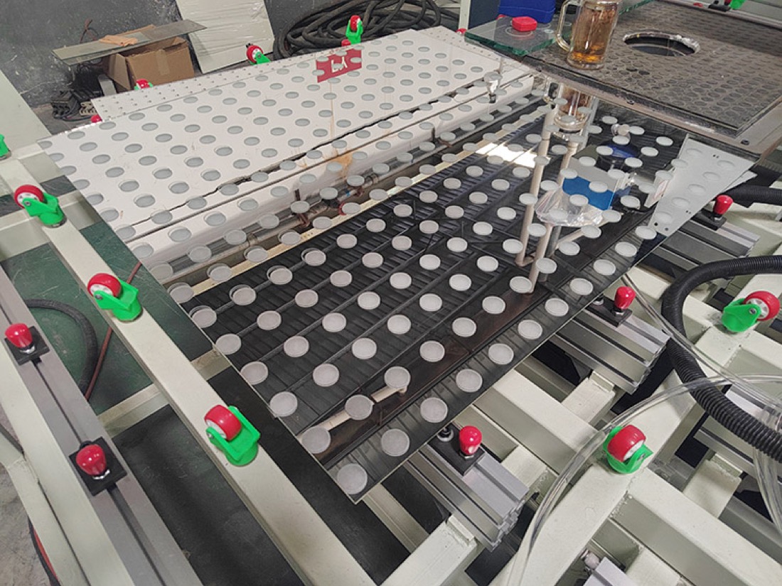 Amostra de vidro processada a laser em uma máquina Glass Lasers